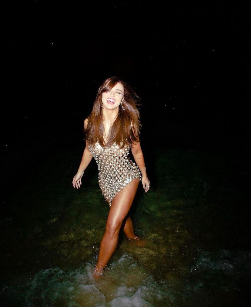 Rafa K. de vestido de pedrarias transparente no Ano-Novo