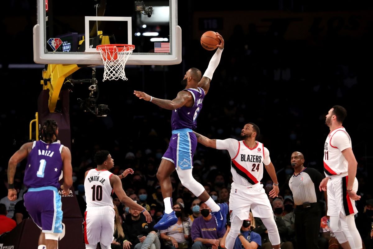 Em noite inspirada de LeBron James, Lakers vencem o Sacramento