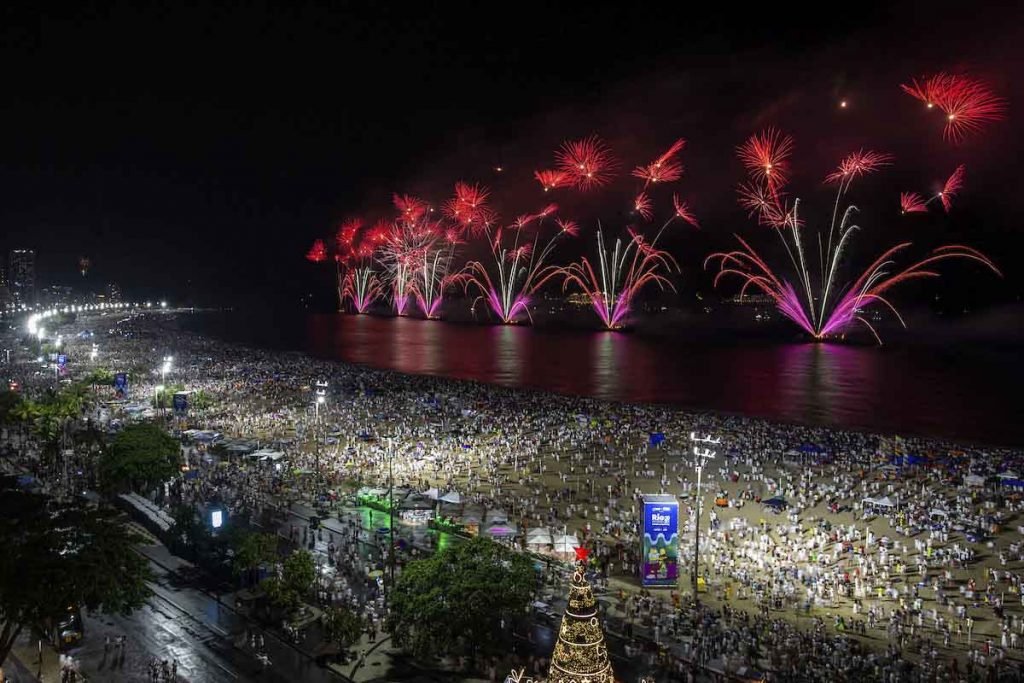 reveillon copacabana brasil virada ano fogos praia pandemia 4