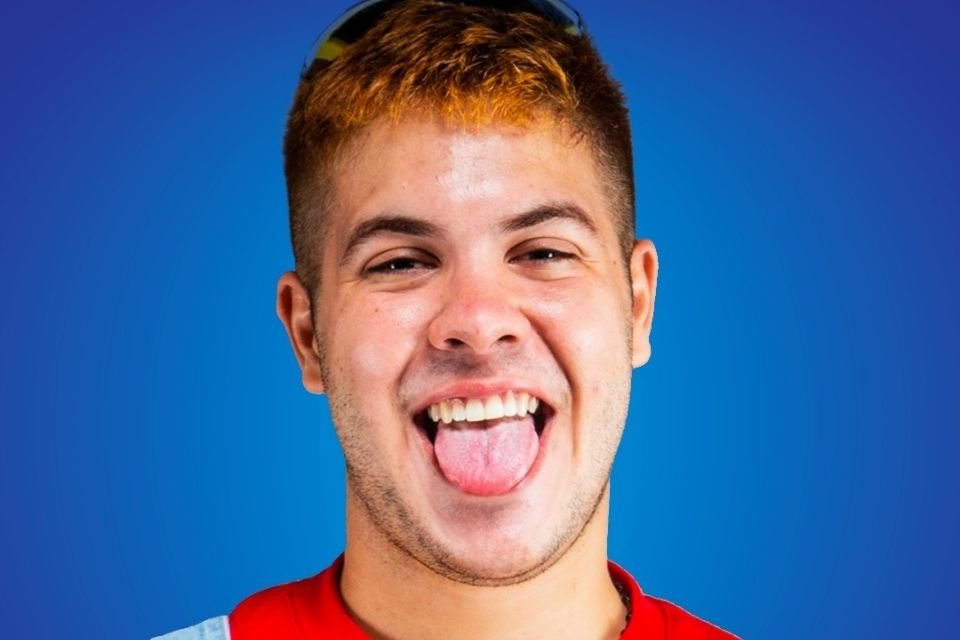 Alvaro Xaro é visto aos beijos com mulher em Réveillon. Veja fotos