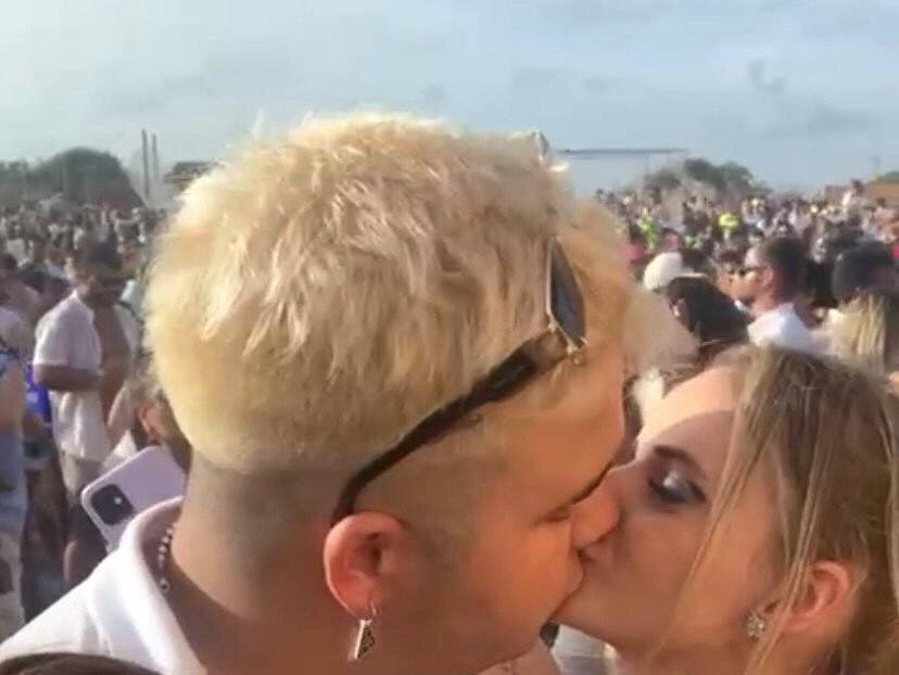 Alvaro Xaro é visto aos beijos com mulher em Réveillon. Veja fotos