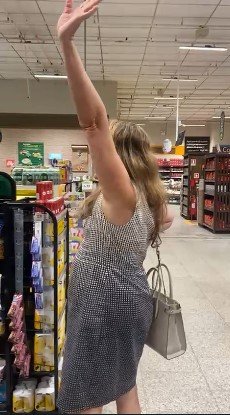 mulher com braço levantado