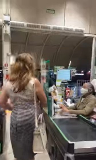 mulher sem máscara na fila de caixa