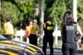 Agentes do Detran fardados, de costas