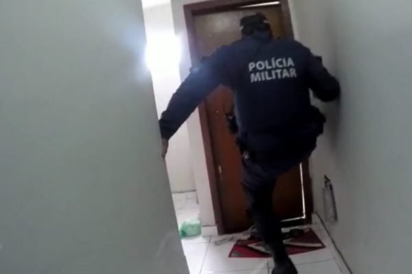 PM arrombando porta