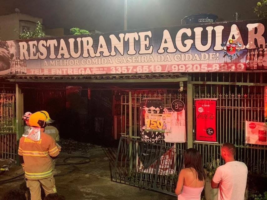 Fechada de restaurante e bombeiros