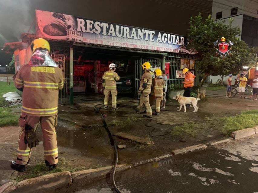 Fachada de restaurante e bombeiros