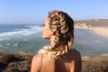mulher com trança no cabelo na praia