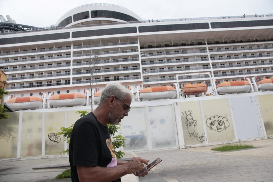 Gilvan Loureiro aguardava desde às 9h no porto do Rio de Janeiro a filha e o neto desembarcarem do navio