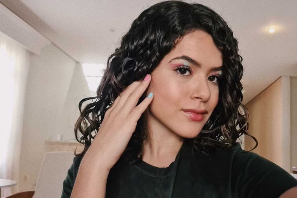 Fotografia colorida de Maisa posando séria para foto