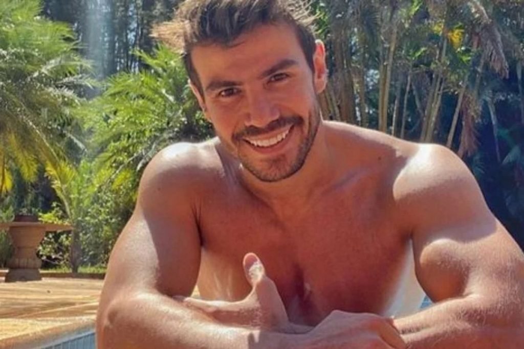 Footgrafia colorida de mariano sem camisa sorrindo