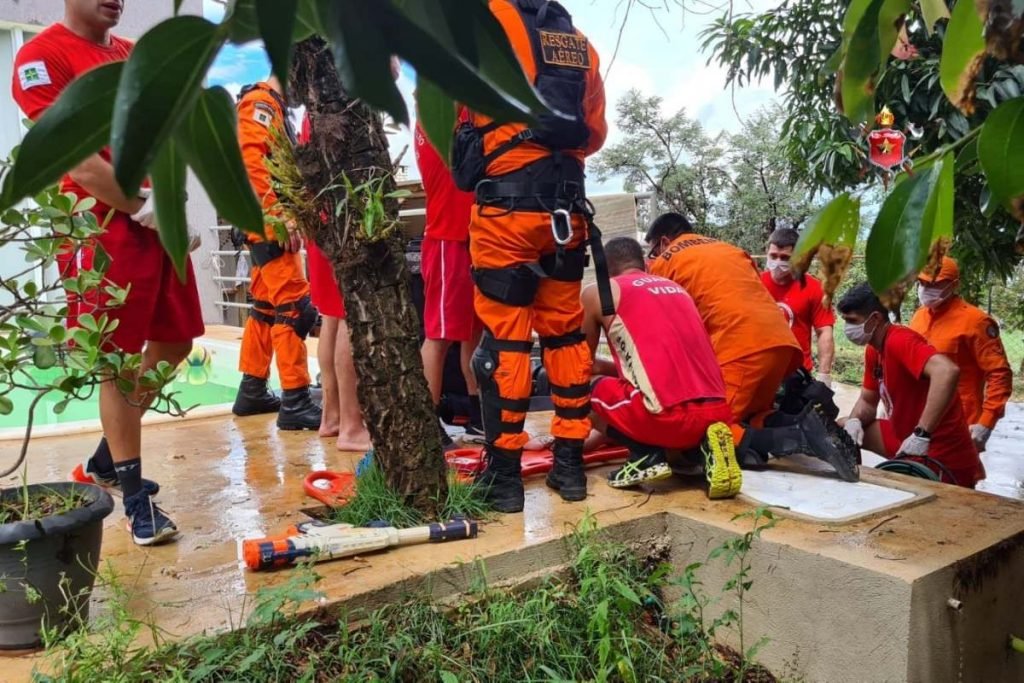 bombeiros efetuando reanimação