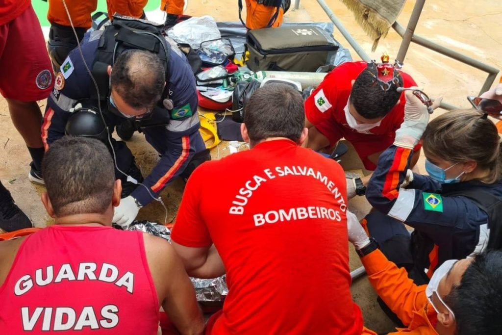 bombeiros efetuando reanimação