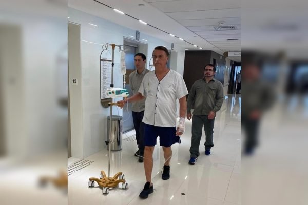 Bolsonaro caminha no hospital Vila Nova Star