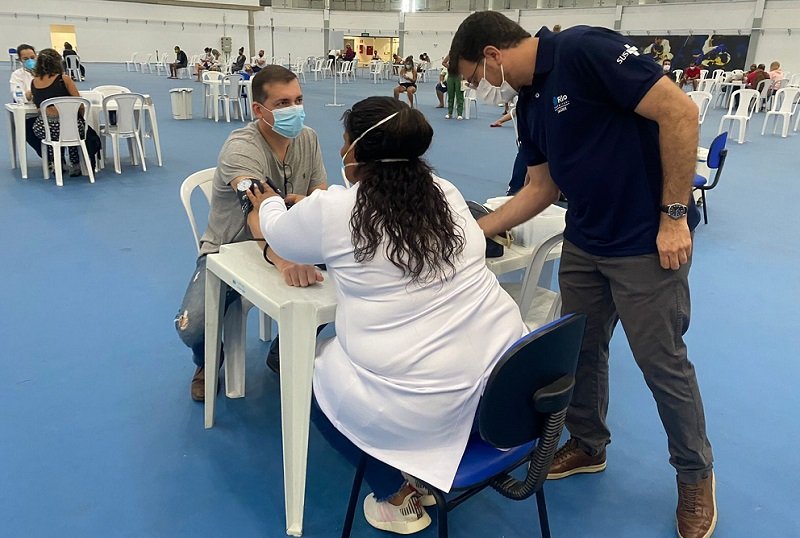 Paciente faz o teste rápido de Covid-19 na Arena Carioca, na zona oeste do Rio