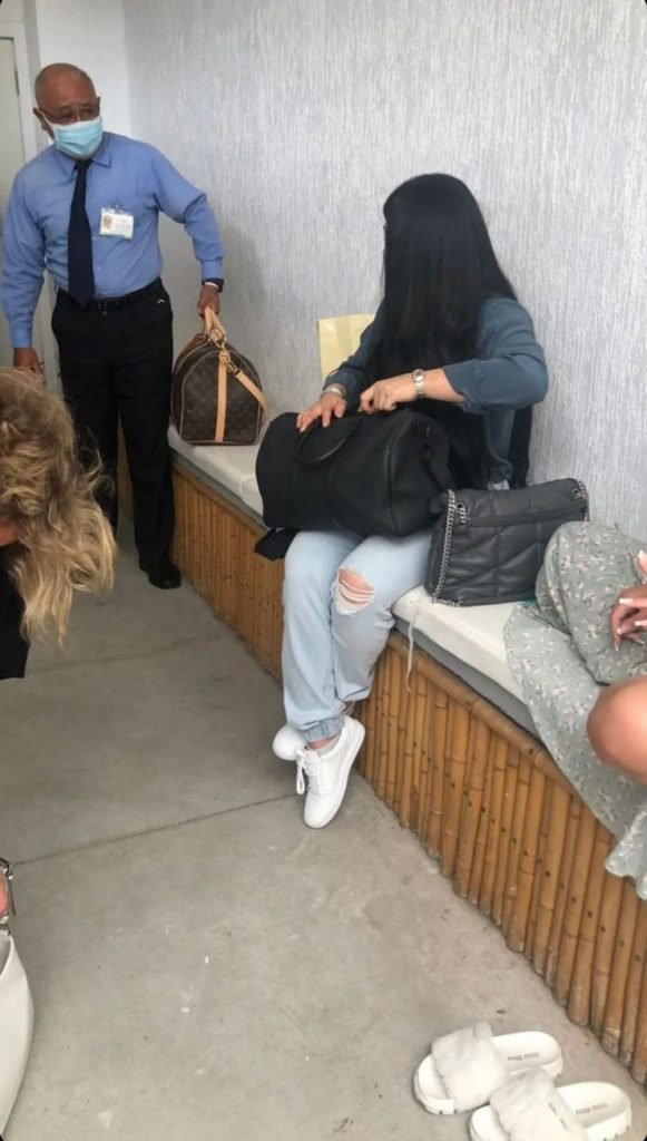 Simone Poncio esperando para ser atendida em clínica