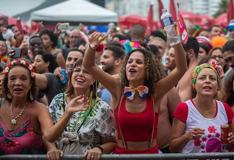 Carnaval no Rio: foliões ocupam as ruas apesar da proibição a blocos