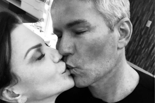 Fotografia preto e branco de Simone e Márcio se beijando