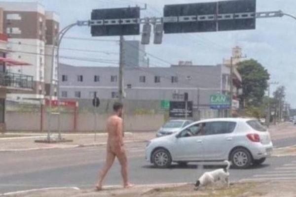 Homem nu é flagrado caminhando na principal avenida de Criciúma