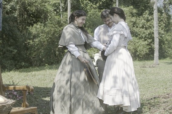 Dolores (Daphne Bozaski) e Nelio (João Pedro Zappa) em Nos Tempos do Imperador