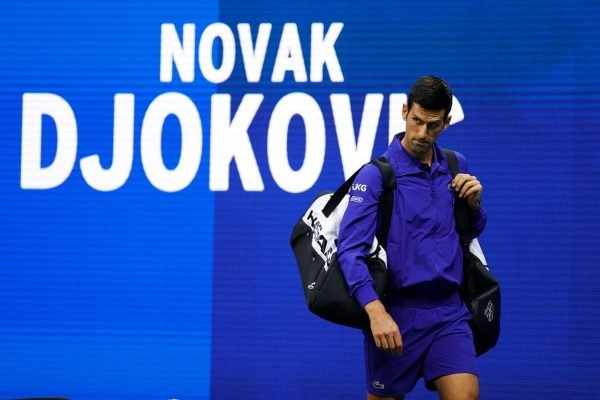 Novak Djokovic entrando em quadra