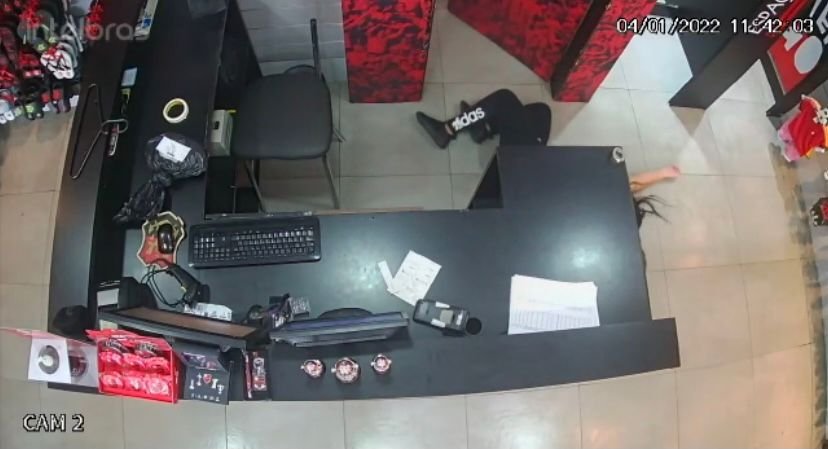 Assalto em loja de produtos do Flamengo em Belford Roxo (RJ)