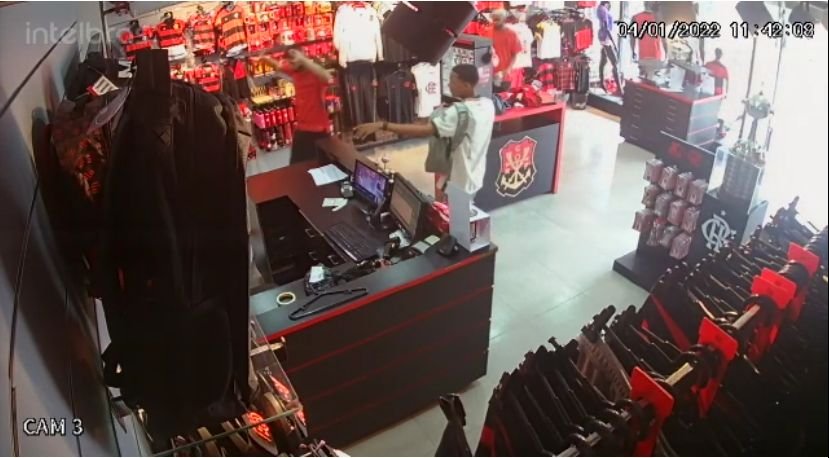 Assalto em loja de produtos do Flamengo em Belford Roxo (RJ)