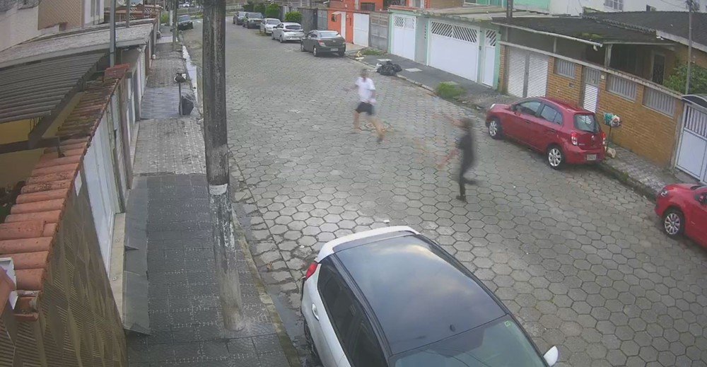 Homem tenta fugir de assalto, mas é alcançado por ladrão em SP; vídeo