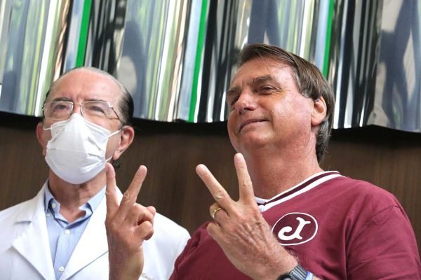 Bolsonaro posa para foto ao lado do médico Antônio Macedo, no Vila Nova Star