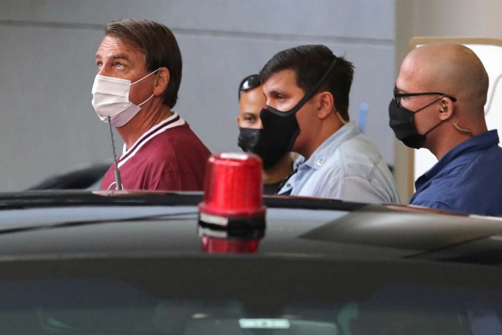 Bolsonaro deixou o hospital com escolta após ficar dois dias internado em SP