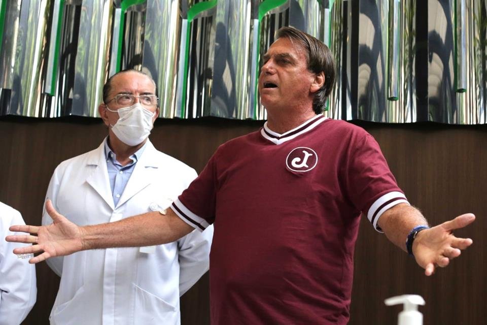 Bolsonaro tem alta de hospital após tratamento para obstrução do intestino