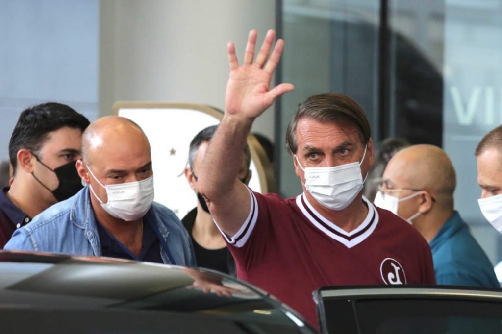 Presidente acenou para apoiadores na saída do hospital em SP
