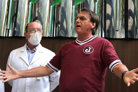Bolsonaro esteve ao lado dos seus médicos e do hospital para falar da sua saúde