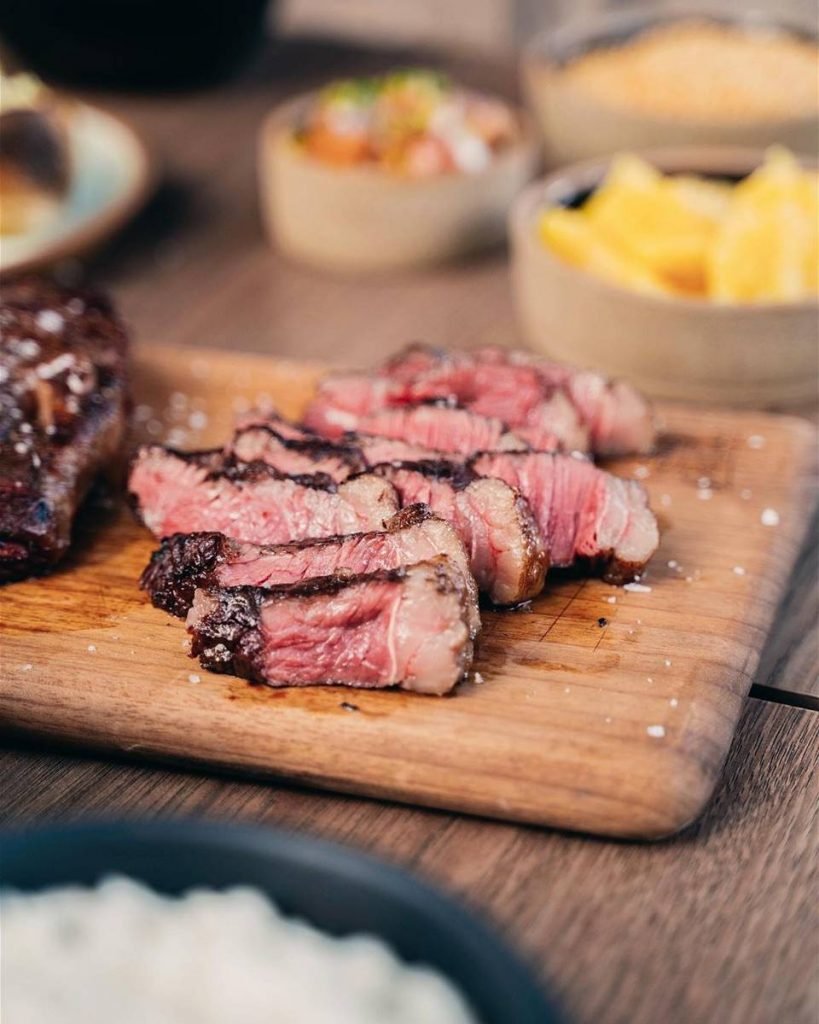 Pedaços da carne assada em cima de uma tábua