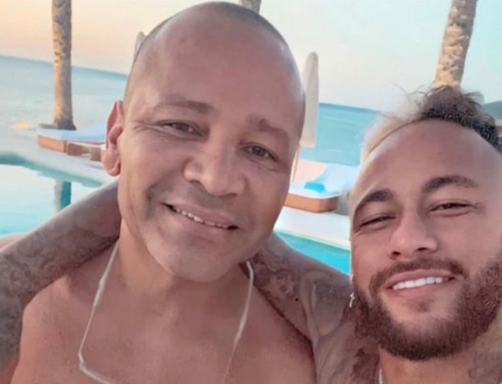 Foto colorida de Neymar Pai e Neymar Jr. se abraçando - Metrópoles