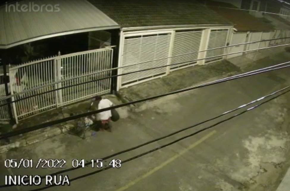 Homem de camisa branca na rua