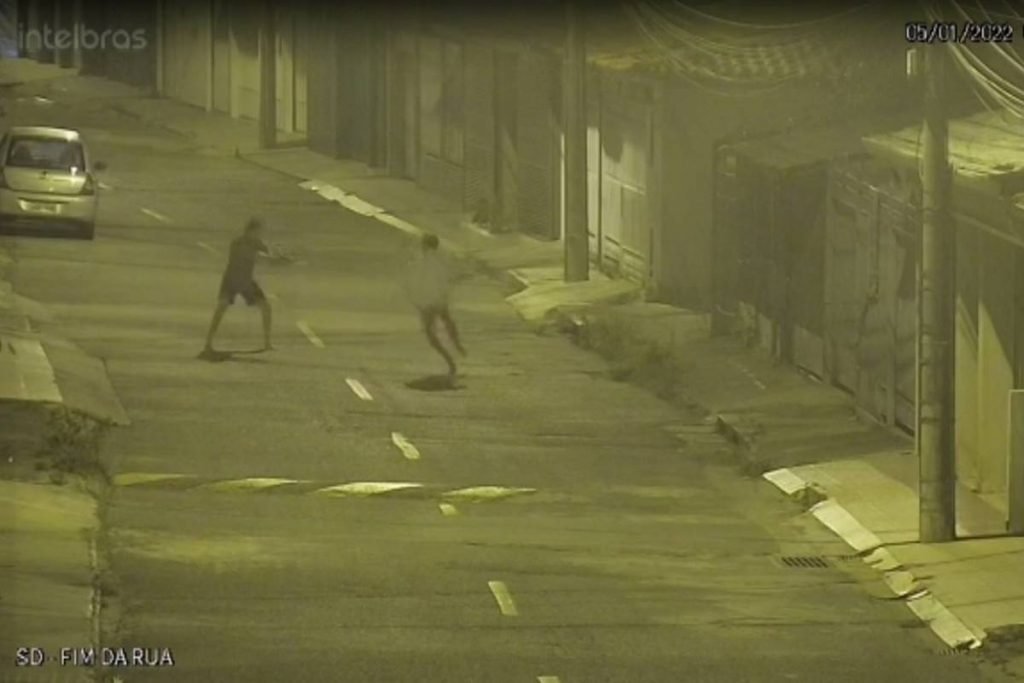 Homens lutam na rua