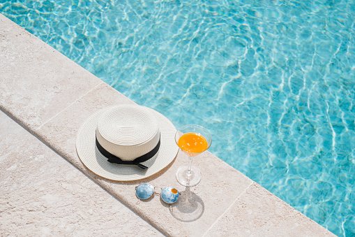 bandeja flutuante em piscina