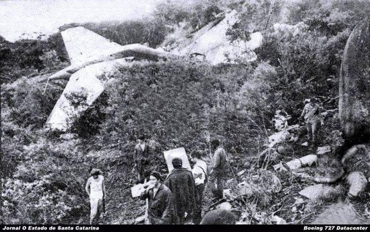 Fotografia em preto e branco de aeronave destruída na colina