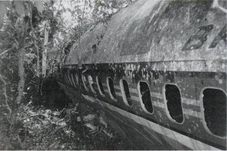 Fotografia em preto e branco dos destroços do avião na serra
