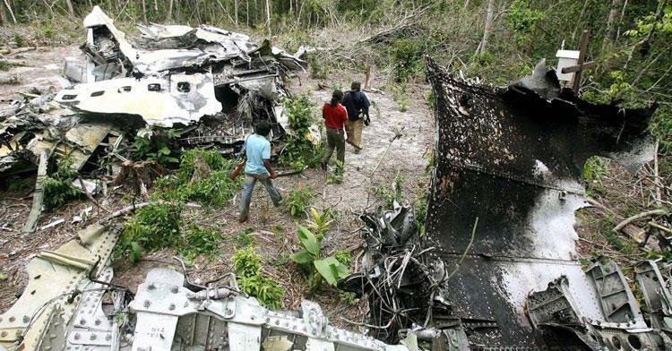 Fotografia colorida dos destroços do avião que caiu