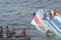 Fotografia colorida de pedaço do avião dentro do mar