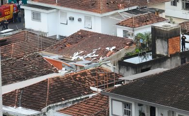 Fotografia colorida do teto das casas destruídas pelo avião
