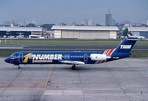 Fotografia colorida de avião da Tam em aeroporto