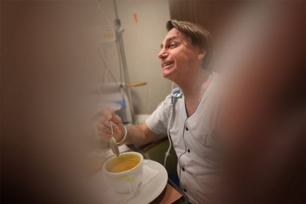 Bolsonaro toma sopa em hospital