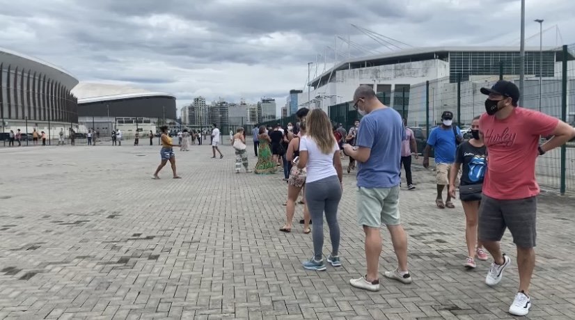 Longa fila no Parque Olímpico, na Barra da Tijuca um dos polos de teste da Covid-19 no Rio