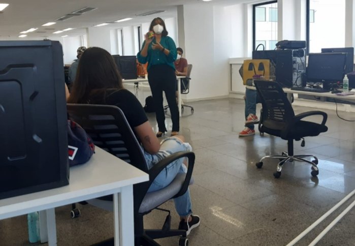 Foto colorida mostra sala de aula do Mentor, programa de estágio em jornalismo do Metrópoles