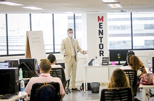 Foto colorida mostra sala de aula do Mentor, programa de estágio em jornalismo do Metrópoles