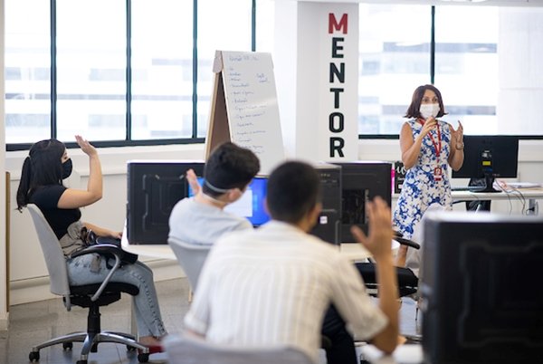 Foto colorida mostra sala de aula do Mentor, programa de estágio em jornalismo do Metrópoles