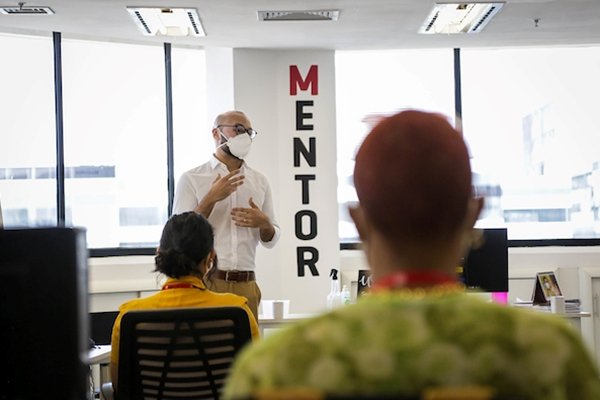 Foto colorida mostra sala de aula do Mentor, programa de estágio em jornalismo do Metrópoles